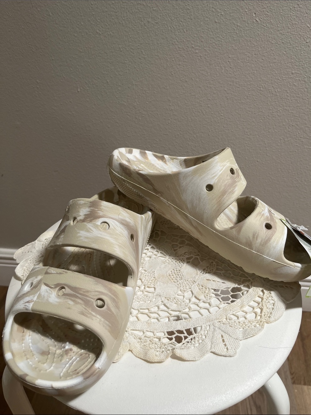 Crocs classic Marbled Slip-On Clog Sandals - Neutral Swirl size 7 NWT